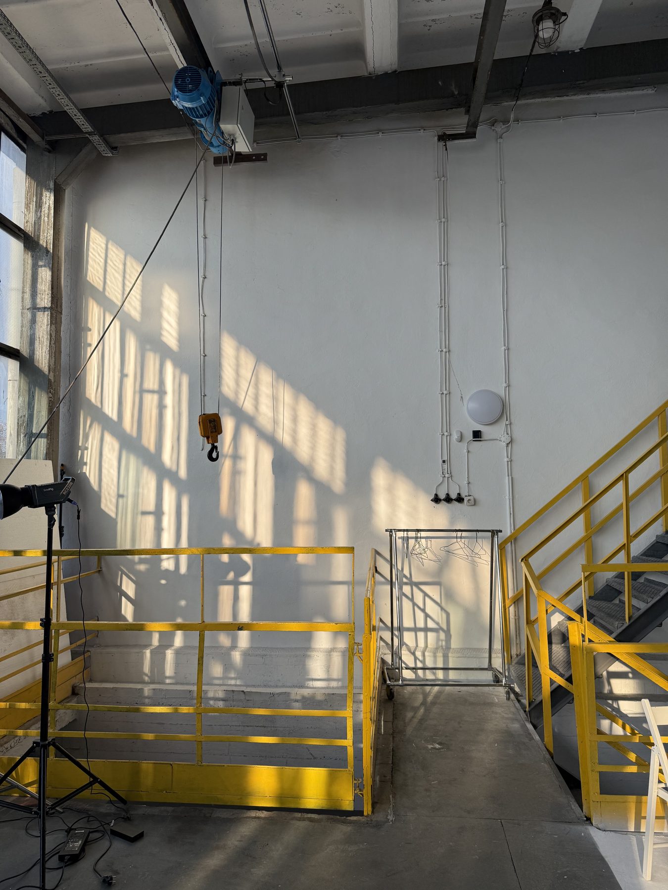 Studio H241 — industrialna hala, światło